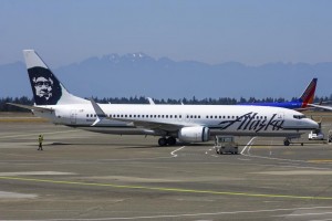 An Alaska Airlines 737 with split scimitar winglets (Photo by Alec Mollenhauer)