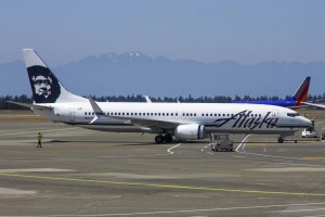 An Alaska Airlines 737 with split scimitar winglets (Photo by Alec Mollenhauer)