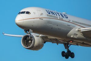 A United 787-9 lands in Los Angeles. (Photo: AirlineGeeks | William Derrickson)