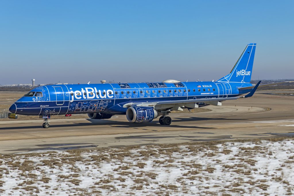 A JetBlue Embraer ERJ-190 in the airline's Blueprint livery.