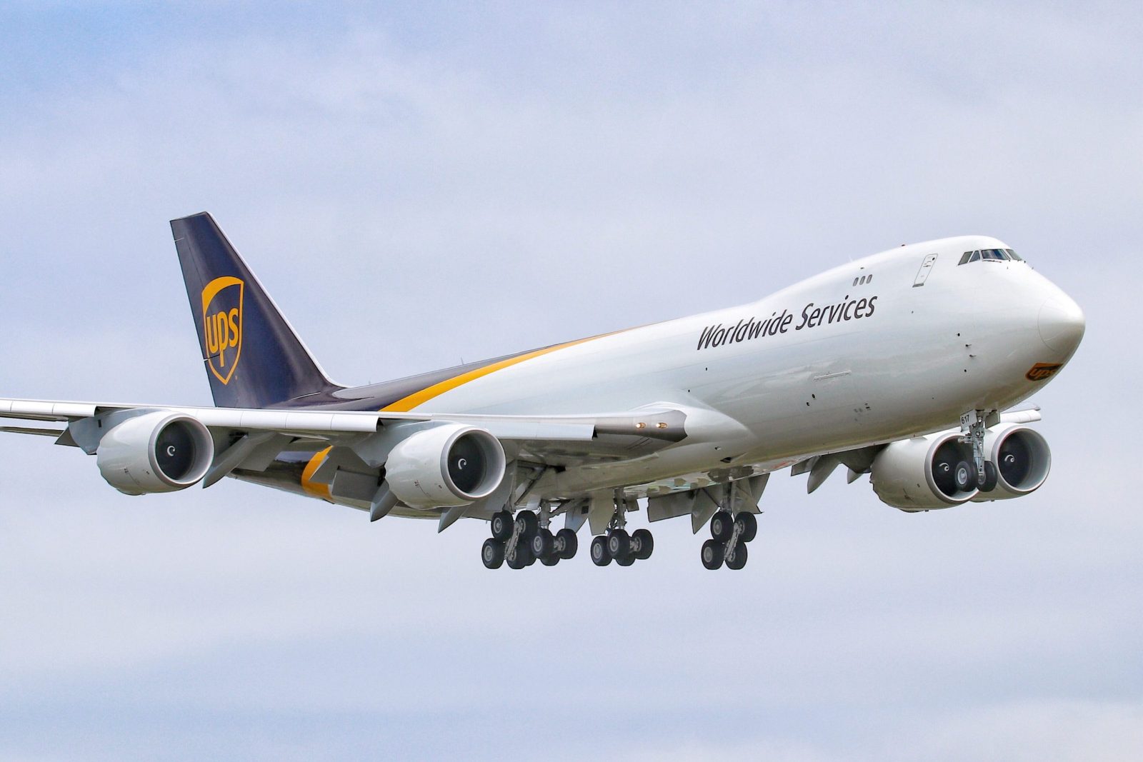 UPS 747 Strikes Engine During Landing | AirlineGeeks.com