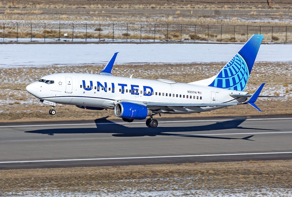 United 737-700