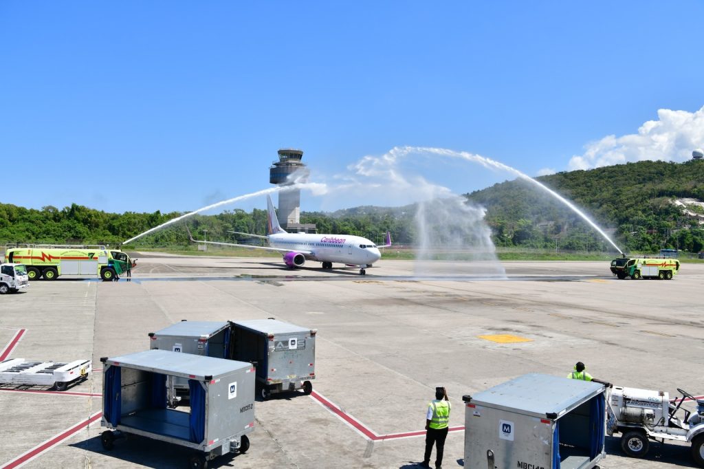 Boeing 737 water canon salute