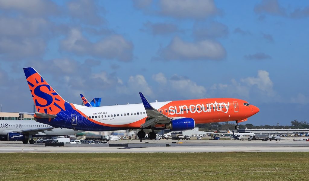 A Sun Country Boeing 737-800 jet