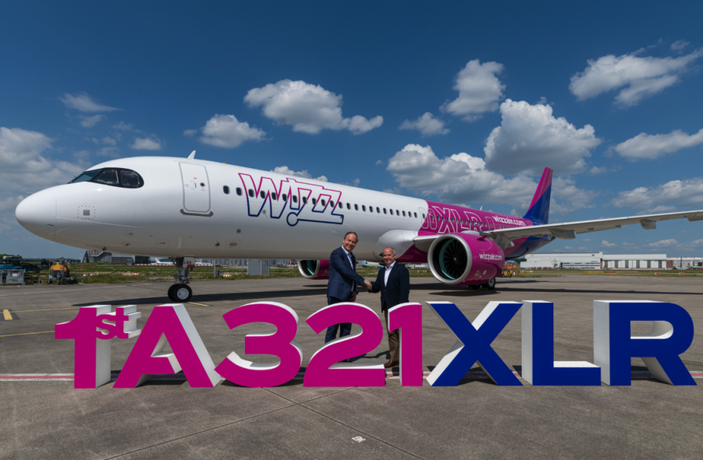 Christoph Zammert, Airbus EVP and head of the A320 family program, and Owain Jones, Chief Corporate Officer of Wizz Air, at the delivery of the first A321XLR to Wizz Air.