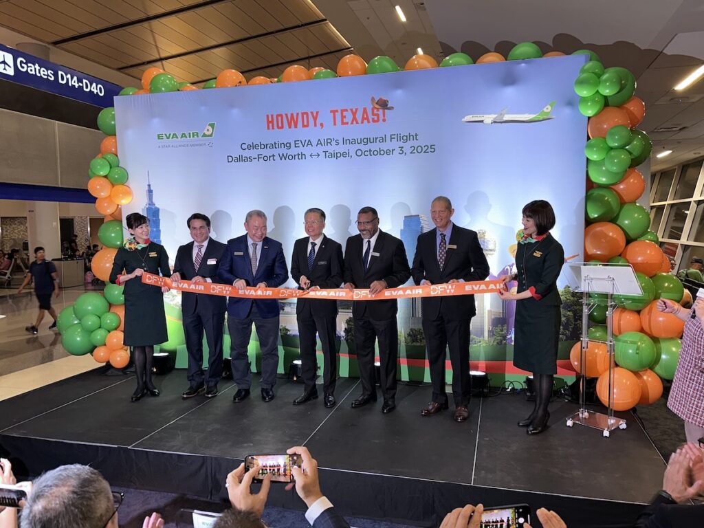 Ribbon cutting for EVA's first passenger flight to Dallas/Fort Worth 