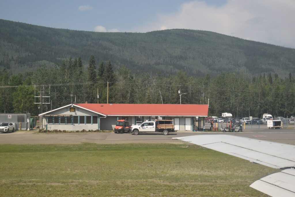 Taxi hasta la pista, pasando por la terminal de pasajeros de Dawson City, Yukon.