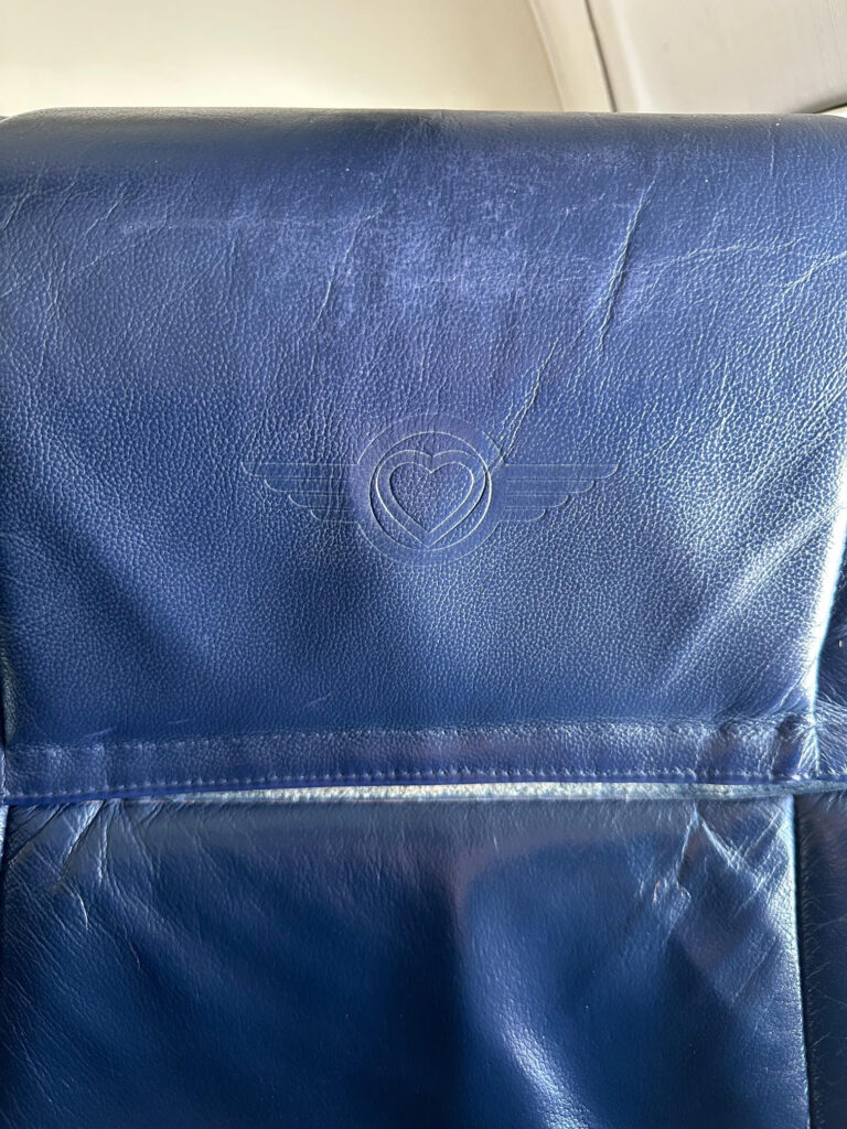 Logotipo de Southwest en los asientos del avión Air North 737-500.