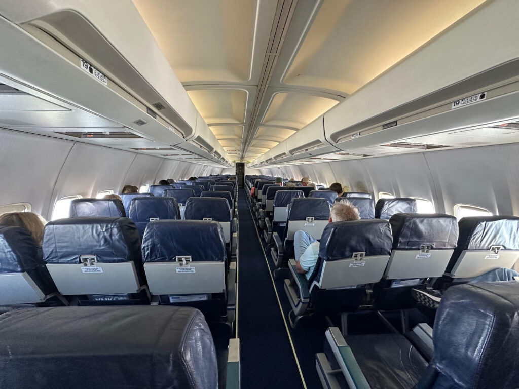 Cabina de pasajeros del Boeing 737-500 de Air North.