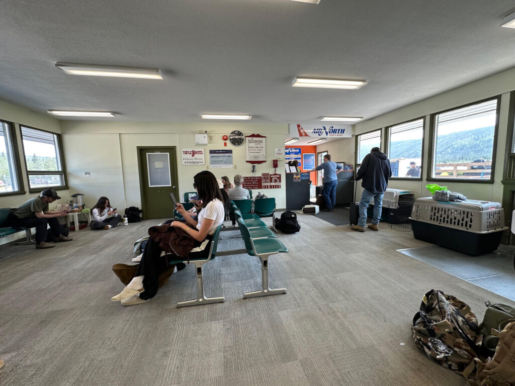 Todo el edificio de la terminal en Dawson City, Yukon.